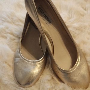 Gold leather low pump